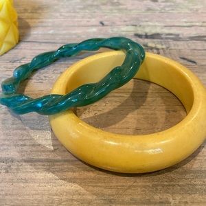BAKELITE 2 gorgeous and unique vintage Bakelite bracelets! Sold together. :)